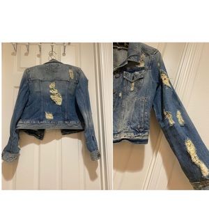 Distressed, cropped, denim jacket.   👉🏼Worn a few times. GREAT condition.